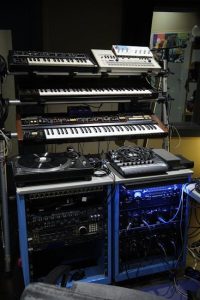Com utilitzar sintetitzadors per a crear música experimental